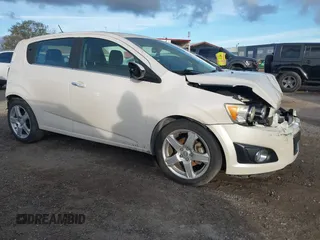 2015 Chevrolet Sonic LTZ z VIN 1G1JE6SB4F4188622, wystawiony jako IAAI lot #41629449 z przebiegiem 74 581 mil mil oraz . Historia ofert i sprzedaży dostępna na DreamBid. Obrazek 1.