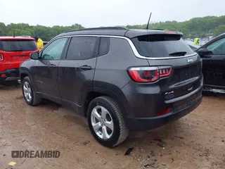 2018 Jeep Compass Latitude z VIN 3C4NJDBB0JT185244, wystawiony jako IAAI lot #42341860 z przebiegiem 64 533 mil mil oraz . Historia ofert i sprzedaży dostępna na DreamBid. Obrazek 3.