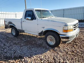 1993 Ford F-150 with VIN 1FTDF15Y5PLB00205, listed as a Copart auction lot 42832575 with 136,145 mi miles and Clean Title. Bid and sale history available at carsss.com. Image 4.