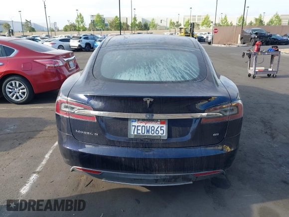 2014 Tesla Model S 60 z VIN 5YJSA1H11EFP30596, wystawiony jako IAAI lot #42235901 z przebiegiem 143 837 mil mil oraz . Historia ofert i sprzedaży dostępna na DreamBid. Obrazek 17.