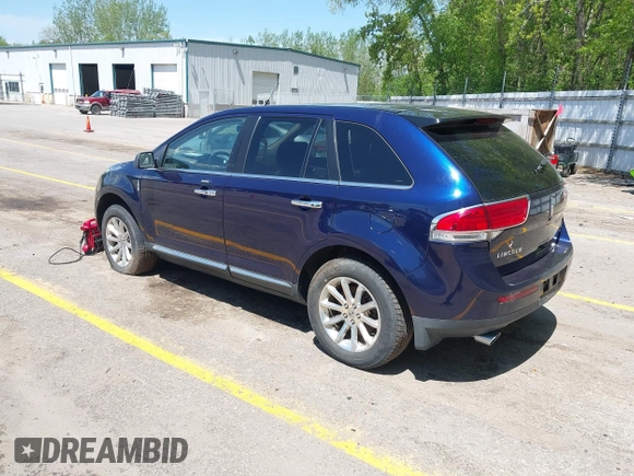 2011 Lincoln MKX z VIN 2LMDJ8JKXBBJ25103, wystawiony jako IAAI lot #42297567 z przebiegiem 122 135 mil mil oraz . Historia ofert i sprzedaży dostępna na DreamBid. Obrazek 3.