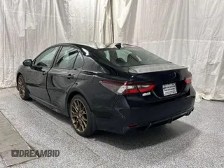 2023 Toyota Camry SE z VIN 4T1G11BK3PU075080, wystawiony jako Copart lot #58753195 z przebiegiem 106 506 mil mil oraz Czysty tytuł • Clean title. Historia ofert i sprzedaży dostępna na DreamBid. Obrazek 3.