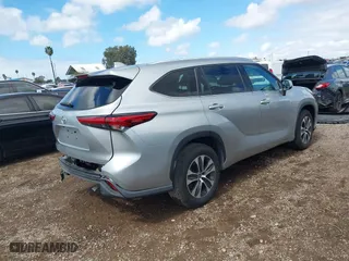 2020 Toyota Highlander XLE with VIN 5TDGZRAH5LS502260, listed as a IAAI auction lot 41743209 with 105,108 mi miles. Bid and sale history available at carsss.com. Image 4.