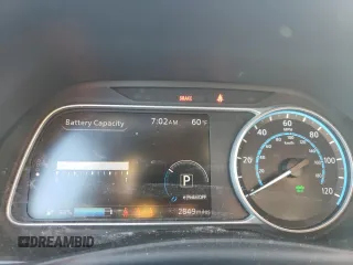 2025 Nissan LEAF S z VIN 1N4AZ1BV9SC562835, wystawiony jako Copart lot #52460475 z przebiegiem 2849 mil mil oraz Szkody całkowita. Historia ofert i sprzedaży dostępna na DreamBid. Obrazek 9.