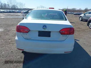 2013 Volkswagen Jetta Sedan SE with VIN 3VWDP7AJXDM373902, listed as a IAAI auction lot 41858011 with 153,974 mi miles. Bid and sale history available at carsss.com. Image 16.