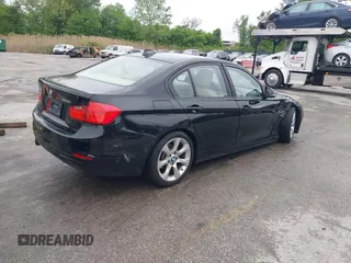 2015 BMW 3 Series 328i xDrive z VIN WBA3B5G55FNS18143, wystawiony jako IAAI lot #42185489 z przebiegiem 109 663 mil mil oraz . Historia ofert i sprzedaży dostępna na DreamBid. Obrazek 4.