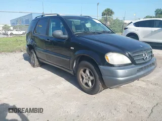 1999 Mercedes-Benz M 320/430/500 z VIN 4JGAB54E6XA143097, wystawiony jako IAAI lot #42005462 z przebiegiem 194 260 mil mil oraz . Historia ofert i sprzedaży dostępna na DreamBid. Obrazek 1.