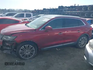2016 Lincoln MKX Reserve z VIN 2LMTJ6LP5GBL67782, wystawiony jako IAAI lot #41773598 z przebiegiem 119 601 mil mil oraz . Historia ofert i sprzedaży dostępna na DreamBid. Obrazek 14.