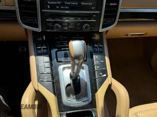 2012 Porsche Cayenne S Hybrid z VIN WP1AE2A28CLA94048, wystawiony jako Copart lot #56879555 z przebiegiem 129 448 mil mil oraz Tytuł czysty. Historia ofert i sprzedaży dostępna na DreamBid. Obrazek 9.