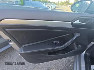 2024 Volkswagen Jetta S z VIN 3VW5M7BU3RM054029, wystawiony jako IAAI lot #42809045 z przebiegiem 22 859 mil mil oraz . Historia ofert i sprzedaży dostępna na DreamBid. Obrazek 10.