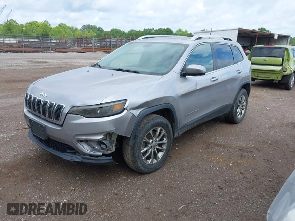 2019 Jeep Cherokee Altitude z VIN 1C4PJMLX0KD216311, wystawiony jako IAAI lot #42450513 z przebiegiem 135 020 mil mil oraz . Historia ofert i sprzedaży dostępna na DreamBid. Obrazek 2.