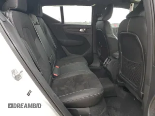 2022 Volvo XC40 R-Design z VIN YV4AC2HM9N2657130, wystawiony jako Copart lot #47513503 z przebiegiem 11 558 mil mil oraz . Historia ofert i sprzedaży dostępna na DreamBid. Obrazek 10.