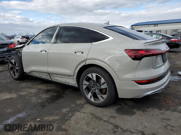 2022 Audi e-tron Sportback S line Premium z VIN WA11AAGE2NB013721, wystawiony jako Copart lot #81812643 z przebiegiem 40 749 mil mil oraz . Historia ofert i sprzedaży dostępna na DreamBid. Obrazek 2.