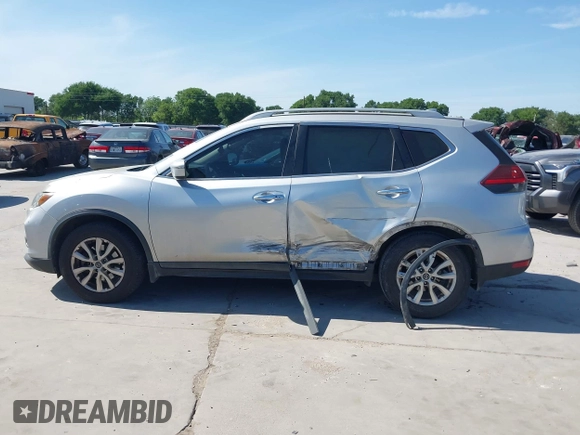 2017 Nissan Rogue SV z VIN 5N1AT2MN5HC730098, wystawiony jako IAAI lot #42033390 z przebiegiem 91 755 mil mil oraz . Historia ofert i sprzedaży dostępna na DreamBid. Obrazek 14.