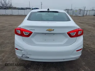 2017 Chevrolet Cruze LS z VIN 1G1BC5SM7H7140622, wystawiony jako IAAI lot #41725637 z przebiegiem 137 089 mil mil oraz . Historia ofert i sprzedaży dostępna na DreamBid. Obrazek 16.
