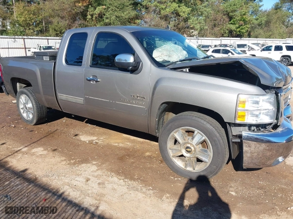 2012 Chevrolet Silverado 1500 LT with VIN 1GCRCSE06CZ277402, listed as a IAAI auction lot 40880052 with 140,769 mi miles. Bid and sale history available at carsss.com. Image 1.