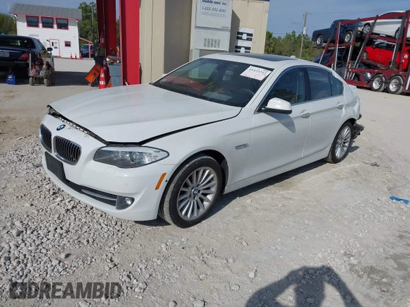 2013 BMW 5 Series 535i xDrive z VIN WBAFU7C59DDU76175, wystawiony jako IAAI lot #41433212 z przebiegiem 108 175 mil mil oraz . Historia ofert i sprzedaży dostępna na DreamBid. Obrazek 2.