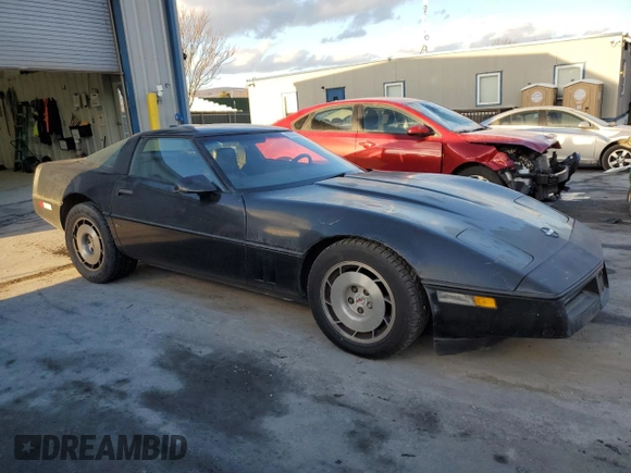 1986 Chevrolet Corvette z VIN 1G1YY0786G5105915, wystawiony jako Copart lot #88309815 z przebiegiem 87 655 mil mil oraz Czysty tytuł • Clean title. Historia ofert i sprzedaży dostępna na DreamBid. Obrazek 4.