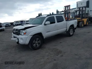 2010 Toyota Tacoma PreRunner z VIN 3TMJU4GN8AM103120, wystawiony jako IAAI lot #42226797 z przebiegiem 237 153 mil mil oraz . Historia ofert i sprzedaży dostępna na DreamBid. Obrazek 2.