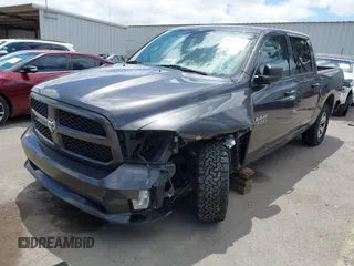 2018 Ram 1500 Express z VIN 1C6RR6KT7JS350875, wystawiony jako IAAI lot #42259123 z przebiegiem 138 116 mil mil oraz . Historia ofert i sprzedaży dostępna na DreamBid. Obrazek 6.
