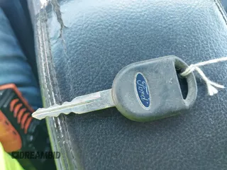 2003 Ford Thunderbird Deluxe z VIN 1FAHP60A33Y110451, wystawiony jako IAAI lot #42133863 z przebiegiem Nie podano mil oraz . Historia ofert i sprzedaży dostępna na DreamBid. Obrazek 11.