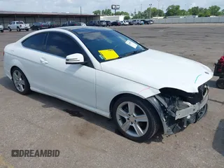 2015 Mercedes-Benz C 250 z VIN WDDGJ4HB2FG406506, wystawiony jako IAAI lot #42429753 z przebiegiem 125 609 mil mil oraz . Historia ofert i sprzedaży dostępna na DreamBid. Obrazek 1.