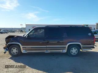1997 GMC Suburban z VIN 1GKEC16RXVJ703491, wystawiony jako IAAI lot #41219414 z przebiegiem 362 551 mil mil oraz . Historia ofert i sprzedaży dostępna na DreamBid. Obrazek 14.