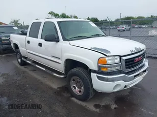 2004 GMC Sierra 2500HD SLE z VIN 1GTHK23U74F103099, wystawiony jako IAAI lot #42318199 z przebiegiem 315 308 mil mil oraz . Historia ofert i sprzedaży dostępna na DreamBid. Obrazek 1.