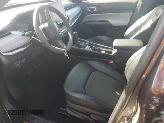 2024 Jeep Compass Latitude z VIN 3C4NJDBN3RT120345, wystawiony jako Copart lot #45423375 z przebiegiem 985 mil mil oraz Czysty tytuł • Clean title. Historia ofert i sprzedaży dostępna na DreamBid. Obrazek 7.