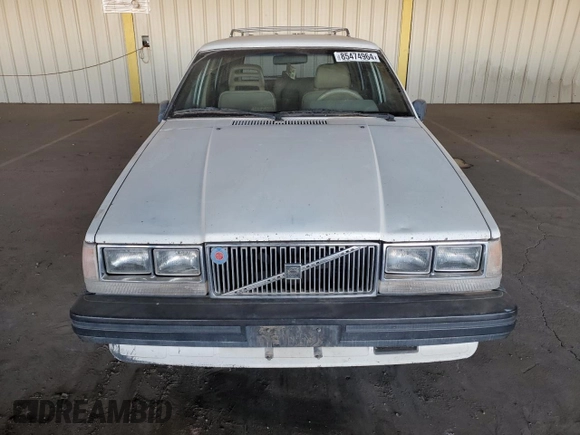 1986 Volvo 740 z VIN YV1FX8855G1054655, wystawiony jako Copart lot #85474964 z przebiegiem 613 550 mil mil oraz Czysty tytuł • Clean title. Historia ofert i sprzedaży dostępna na DreamBid. Obrazek 5.