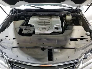 2018 Lexus LX 570 z VIN JTJHY7AX8J4262937, wystawiony jako Copart lot #49702925 z przebiegiem 104 837 mil mil oraz Szkody całkowita. Historia ofert i sprzedaży dostępna na DreamBid. Obrazek 12.