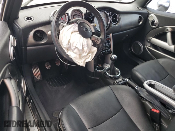 2006 MINI Convertible S z VIN WMWRH335X6TF87128, wystawiony jako Copart lot #51917565 z przebiegiem 91 741 mil mil oraz Szkoda całkowita • Salvage title. Historia ofert i sprzedaży dostępna na DreamBid. Obrazek 8.
