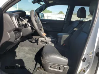 2023 Toyota Tacoma SR z VIN 3TMCZ5AN5PM647530, wystawiony jako Copart lot #54549125 z przebiegiem 8 992 mil mil oraz Szkoda całkowita • Salvage title. Historia ofert i sprzedaży dostępna na DreamBid. Obrazek 7.