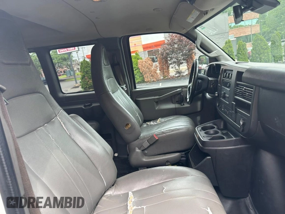 2021 Chevrolet Express Passenger LS z VIN 1GAZGNFPXM1170072, wystawiony jako Copart lot #64797015 z przebiegiem 273 908 mil mil oraz Czysty tytuł • Clean title. Historia ofert i sprzedaży dostępna na DreamBid. Obrazek 11.