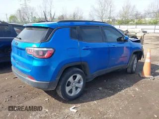 2019 Jeep Compass Latitude z VIN 3C4NJDBB9KT713896, wystawiony jako IAAI lot #42055180 z przebiegiem 67 025 mil mil oraz . Historia ofert i sprzedaży dostępna na DreamBid. Obrazek 4.