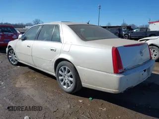 2008 Cadillac DTS 1SD z VIN 1G6KD57YX8U146211, wystawiony jako IAAI lot #41416406 z przebiegiem 141 362 mil mil oraz . Historia ofert i sprzedaży dostępna na DreamBid. Obrazek 3.