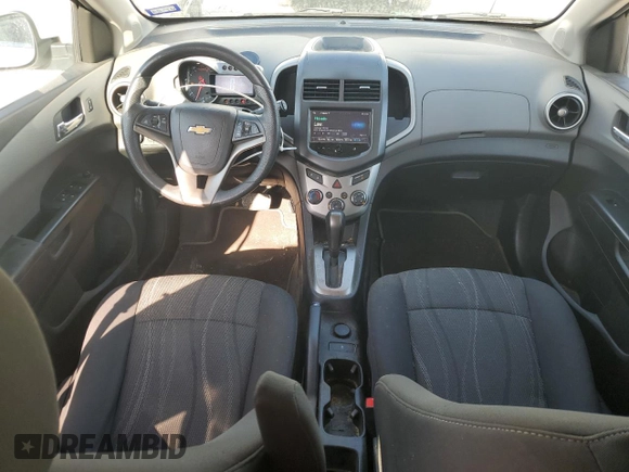 2016 Chevrolet Sonic LT z VIN 1G1JC6SH7G4125154, wystawiony jako Copart lot #55596195 z przebiegiem 107 384 mil mil oraz Czysty tytuł • Clean title. Historia ofert i sprzedaży dostępna na DreamBid. Obrazek 8.