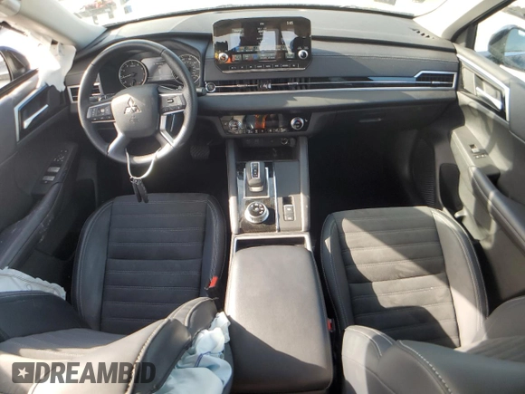2024 Mitsubishi Outlander SE z VIN JA4J3VA88RZ061967, wystawiony jako Copart lot #50809405 z przebiegiem 14 737 mil mil oraz Szkoda całkowita • Salvage title. Historia ofert i sprzedaży dostępna na DreamBid. Obrazek 8.