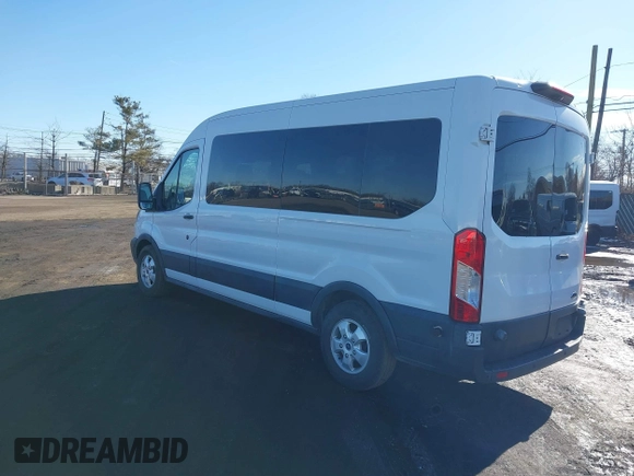 2018 Ford Transit Passenger XL z VIN 1FBZX2CM8JKA52497, wystawiony jako IAAI lot #41553720 z przebiegiem 81 714 mil mil oraz . Historia ofert i sprzedaży dostępna na DreamBid. Obrazek 3.