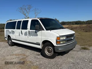 2002 Chevrolet Express with VIN 1GAHG39R921243538, listed as a Copart auction lot 88987585 with 512,936 mi miles and Clean Title. Bid and sale history available at carsss.com. Image 1.