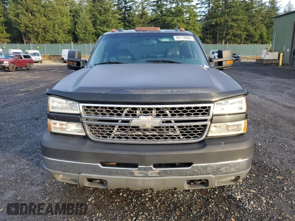 2005 Chevrolet Silverado 3500 LT z VIN 1GCJC33275F832997, wystawiony jako Copart lot #84174064 z przebiegiem 205 523 mil mil oraz Szkoda całkowita • Salvage title. Historia ofert i sprzedaży dostępna na DreamBid. Obrazek 5.