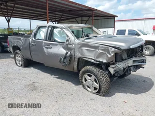 2012 GMC Sierra 2500HD SLT z VIN 1GT121E85CF158502, wystawiony jako IAAI lot #41949165 z przebiegiem Nie podano mil oraz . Historia ofert i sprzedaży dostępna na DreamBid. Obrazek 1.