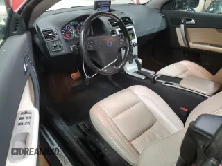 2011 Volvo C70 z VIN YV1672MC9BJ107576, wystawiony jako Copart lot #65650664 z przebiegiem 104 217 mil mil oraz Czysty tytuł • Clean title. Historia ofert i sprzedaży dostępna na DreamBid. Obrazek 8.
