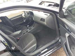2024 Volkswagen Jetta Sport z VIN 3VWBM7BU8RM013253, wystawiony jako IAAI lot #42073239 z przebiegiem 20 345 mil mil oraz . Historia ofert i sprzedaży dostępna na DreamBid. Obrazek 5.