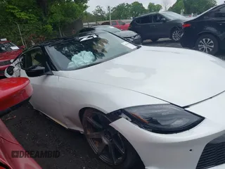 2023 Nissan Z Sport z VIN JN1BZ4AH1PM310285, wystawiony jako IAAI lot #42194303 z przebiegiem 10 957 mil mil oraz . Historia ofert i sprzedaży dostępna na DreamBid. Obrazek 13.