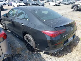 2025 Mercedes-Benz CLA 250 z VIN W1K5J4GBXSN481534, wystawiony jako IAAI lot #42254760 z przebiegiem 7 738 mil mil oraz . Historia ofert i sprzedaży dostępna na DreamBid. Obrazek 3.