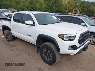 2023 Toyota Tacoma SR z VIN 3TMCZ5AN1PM637609, wystawiony jako IAAI lot #40345917 z przebiegiem 12 614 mil mil oraz . Historia ofert i sprzedaży dostępna na DreamBid. Obrazek 1.