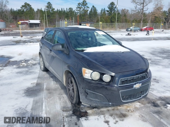 2015 Chevrolet Sonic LT z VIN 1G1JC5SB8F4151492, wystawiony jako IAAI lot #41398645 z przebiegiem 178 575 mil mil oraz . Historia ofert i sprzedaży dostępna na DreamBid. Obrazek 1.
