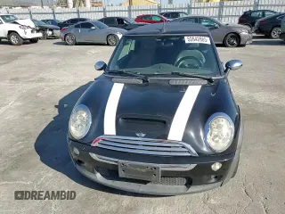 2005 MINI Convertible S z VIN WMWRH33415TF80610, wystawiony jako Copart lot #52642865 z przebiegiem 82 141 mil mil oraz Szkoda całkowita • Salvage title. Historia ofert i sprzedaży dostępna na DreamBid. Obrazek 11.