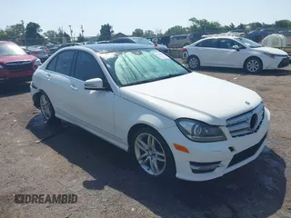 2013 Mercedes-Benz C 300 Sport с VIN WDDGF8AB9DR295926, выставлен на аукционе IAAI как лот 42256993 с пробегом 217 669 миль миль и . История ставок и продаж доступна на DreamBid. Изображение 1.